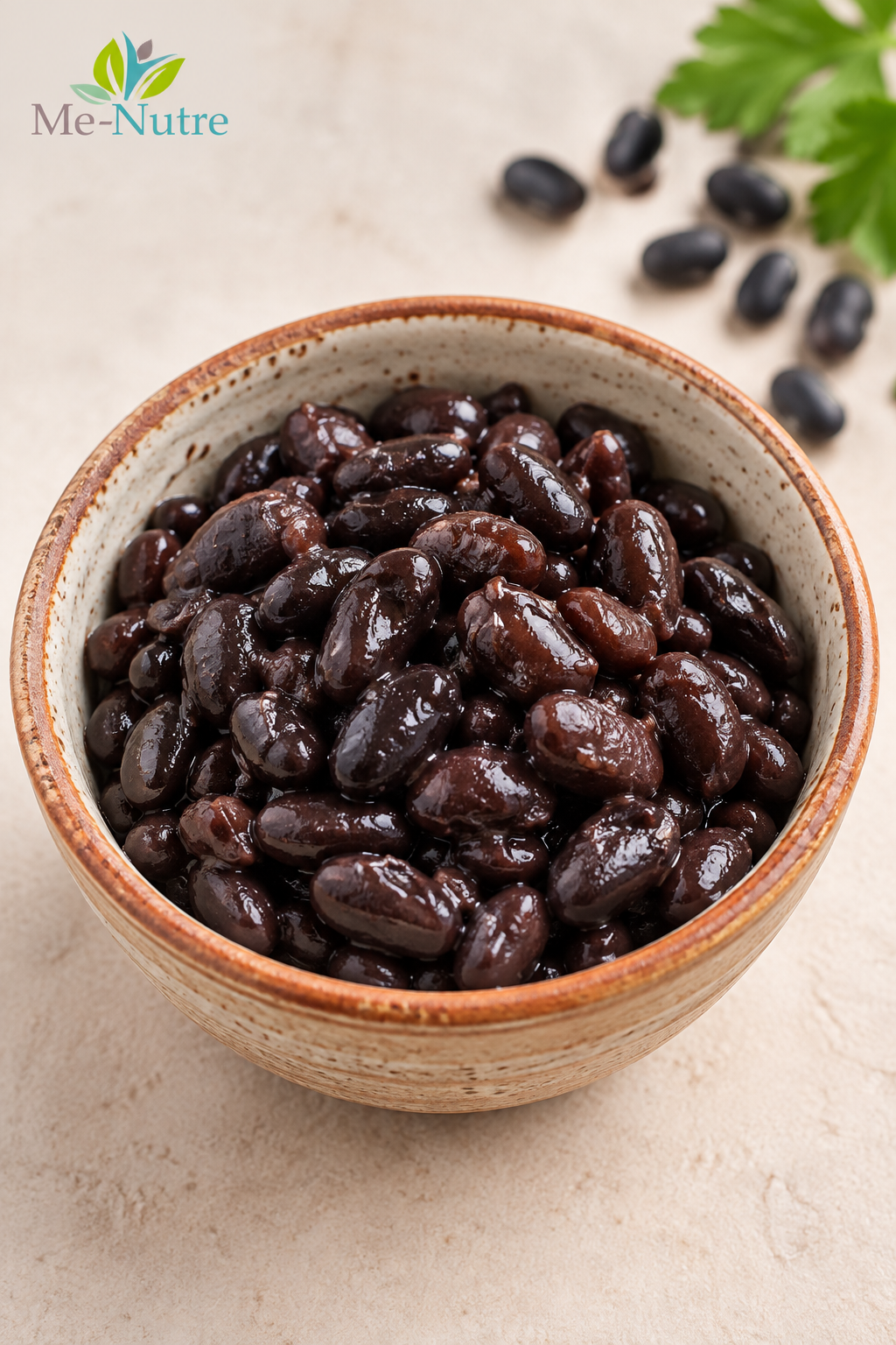 Frijol negro cocido en recipiente de cerámica